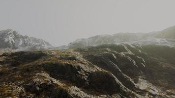 Landschaft mit kargen Bergen, die mit Eis bedeckt sind foto