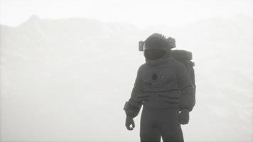 Astronaut auf einem anderen Planeten mit Staub und Nebel foto