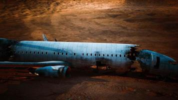 verlassenes zerschmettertes Flugzeug in der Wüste foto