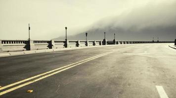 Beleuchtete leere Straßenbrücke im Nebel foto