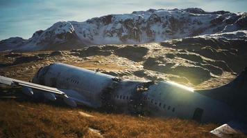 Flugzeug stürzte auf einen Berg foto