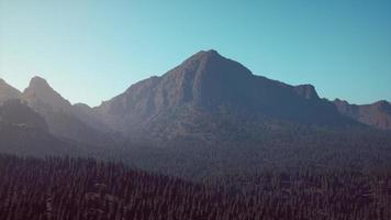 luftaufnahme des kanadischen rockies-berges foto