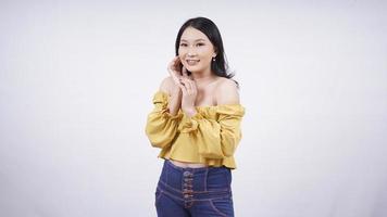 asiatische Frau mit Make-up sieht elegant isoliert auf weißem Hintergrund aus foto