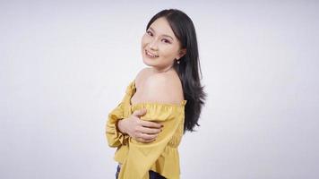 asiatische Mädchen mit Make-up sieht schön isoliert auf weißem Hintergrund foto