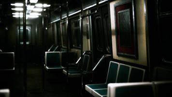 Der U-Bahn-Wagen ist wegen des Ausbruchs des Coronavirus in der Stadt leer foto