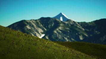 Panoramablick auf die alpine Berglandschaft in den Alpen foto