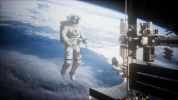 Internationale Raumstation und Astronaut im Weltraum über dem Planeten Erde foto