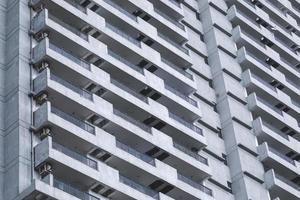 abstraktes fragment zeitgenössischer architektur, abstrakter blick auf balkone in einem gebäude. foto