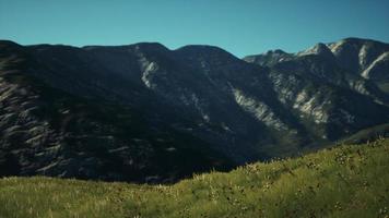 Panoramablick auf die alpine Berglandschaft in den Alpen foto