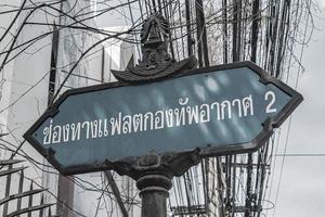 Typisches blaues Straßenschild im asiatischen Stil in Bangkok, Thailand. foto