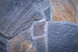 Steinstruktur. Dunkelgraue und Brownstone-Wand aus Naturstein. Nahansicht. Schutt Wand Hintergrund. foto