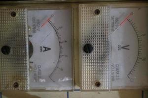 Voltmeter und Amperemeter Analogdiagramm foto