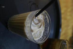 frischer Latte-Eiskaffee in einem Glas foto