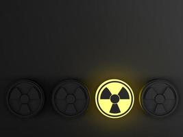 Warnschild für Strahlungsgefahr auf schwarzem Hintergrund mit gelber Einzellicht-3D-Darstellung foto
