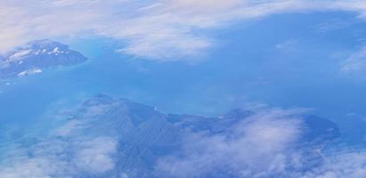 fliegen über thailand panoramablick auf die türkisfarbenen wasser der inselstrände. foto