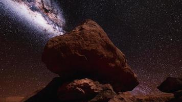 Rote Felsen und Nachthimmel der Milchstraße in Moab Utah foto