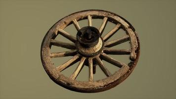 handgefertigtes rustikales Vintage-Holzrad, das in mittelalterlichen Wagen verwendet wird foto