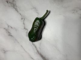 grüne Chilischote oder schlüpfen Sie doppelt-x scharfe Chili. numex oder neuer mexikanischer Pod-Typ. Ansicht von oben foto