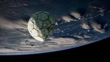 alter Fußball im Weltraum auf der Erdumlaufbahn foto