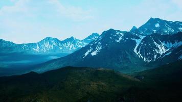 Berge mit schneebedeckten Gipfeln im Sommer foto