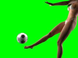 junge sexy frau fußballspielerin auf grünem entfernbarem chromakey foto