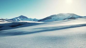 Schneebedeckter Vulkankrater in Island foto