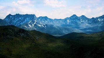 Berge mit schneebedeckten Gipfeln im Sommer foto