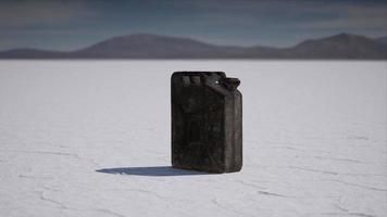 alte Metall-Brennstoffkanister in Salt Flats in Utah foto