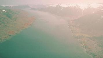 Norwegen-Fjord-Spiegelung im klaren Wasser foto