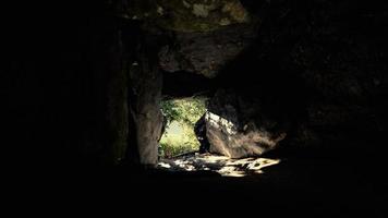 Aufnahme aus einer kleinen Höhle mit Blick nach draußen foto