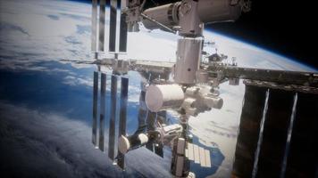 Internationale Raumstation im Weltraum über dem Planeten Erde foto