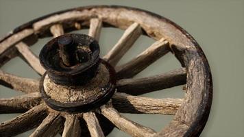 handgefertigtes rustikales Vintage-Holzrad, das in mittelalterlichen Wagen verwendet wird foto