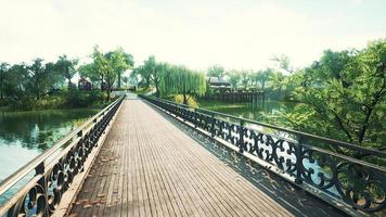 alte Brücke im Park im Sommer foto