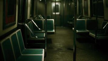 Der U-Bahn-Wagen ist wegen des Ausbruchs des Coronavirus in der Stadt leer foto