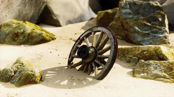 altes Traditions-Wagenrad auf dem Sand foto