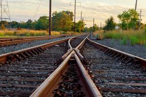 Güterzugplattform bei Sonnenuntergang. Eisenbahn in der Ukraine. Eisenbahn foto