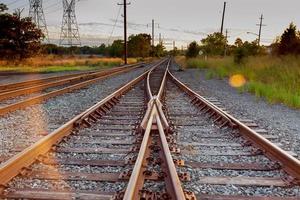 Güterzugplattform bei Sonnenuntergang. Eisenbahn in der Ukraine. Eisenbahn foto