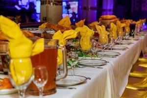 Schön dekorierter Catering-Banketttisch mit verschiedenen Snacks und Vorspeisen foto