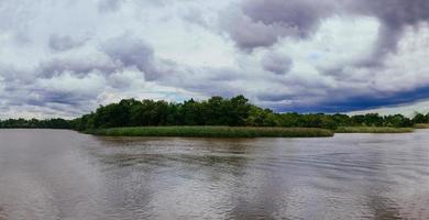 Gewitterwolken über dem Fluss im Frühjahr. foto