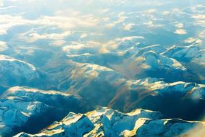 flauschige weiße Wolken und blauer Himmel aus dem Flugzeug. foto