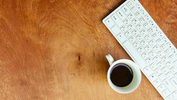 Schreibtisch Tisch mit Computer, Zubehör und Kaffeetasse foto