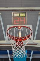 Korb zur Verwendung auf Spielplätzen für Basketballspiele foto
