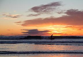 Surfen bei Sonnenuntergang foto