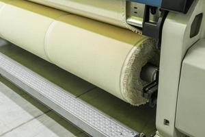 Webstuhl in einer Textilfabrik, Nahaufnahme. Produktionslinie für industrielle Stoffe foto