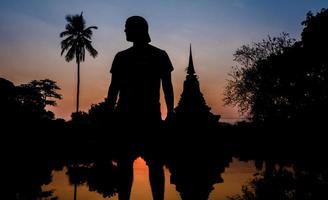 thailändischer tempel sonnenuntergang foto