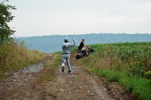 mann, der vierrad-atv-quad fährt. foto