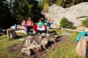 Glücklicher Kanada-Tag. familie der mutter mit drei kindern feiert große kanadische flagge in den bergen. foto