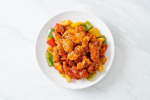 gebratenes knuspriges Hähnchen mit Süß-Sauer-Sauce foto