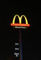 bangkok thailand - 8. feb 2022 - ein mcdonald's restaurantschild an einem 24-stunden-restaurantstandort. foto