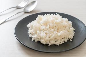 gekochter Reis auf Teller foto